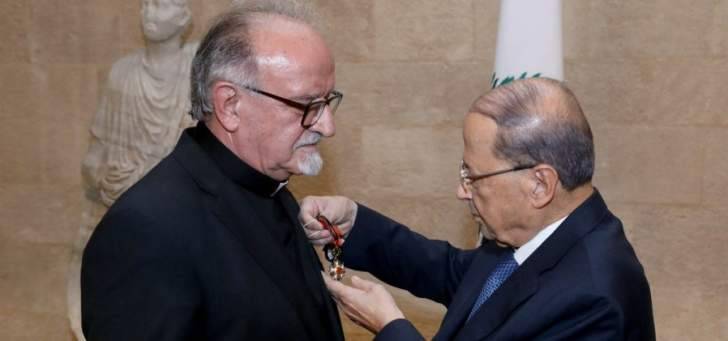 الرئيس عون منح الأب مبارك وسام الأرز الوطني