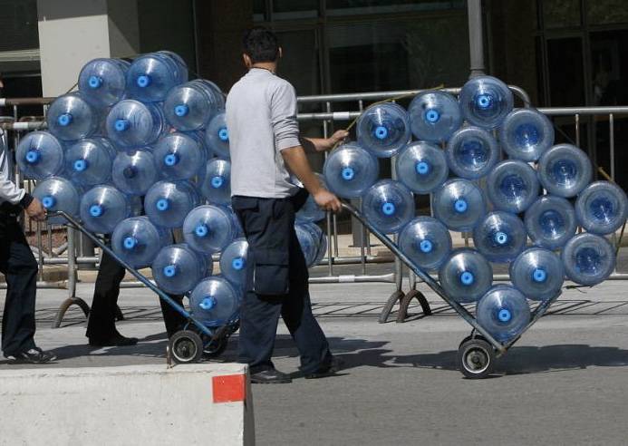 اعتصام لأهالي قاع الريم أمام معمل "ريم" للمياه احتجاجا على اصوات المولدات