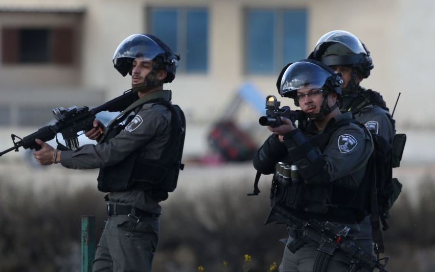مقتل ضابط إسرائيلي وإصابة آخر خلال تبادل لإطلاق النار في قطاع غزة