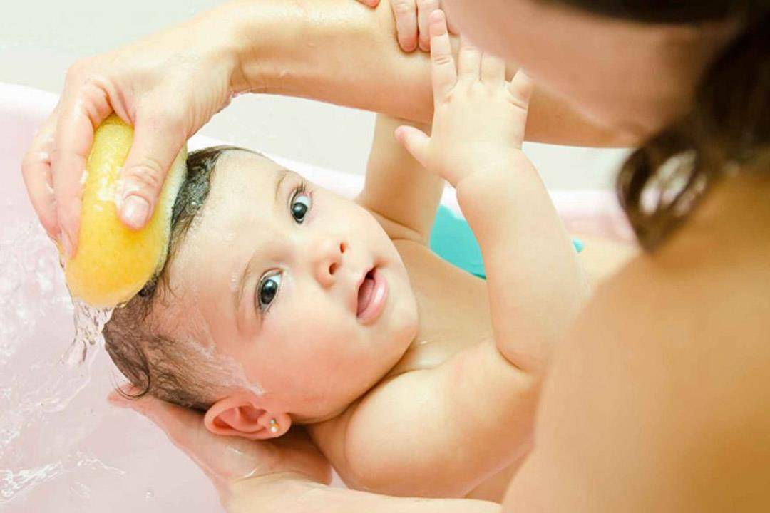 لتجنب نزلات البرد والإنفلونزا.. إجراءات ضرورية لغسل طفلك