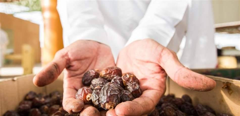 اتلاف أطنان من التمور في حارة حريك واقفال المستودع