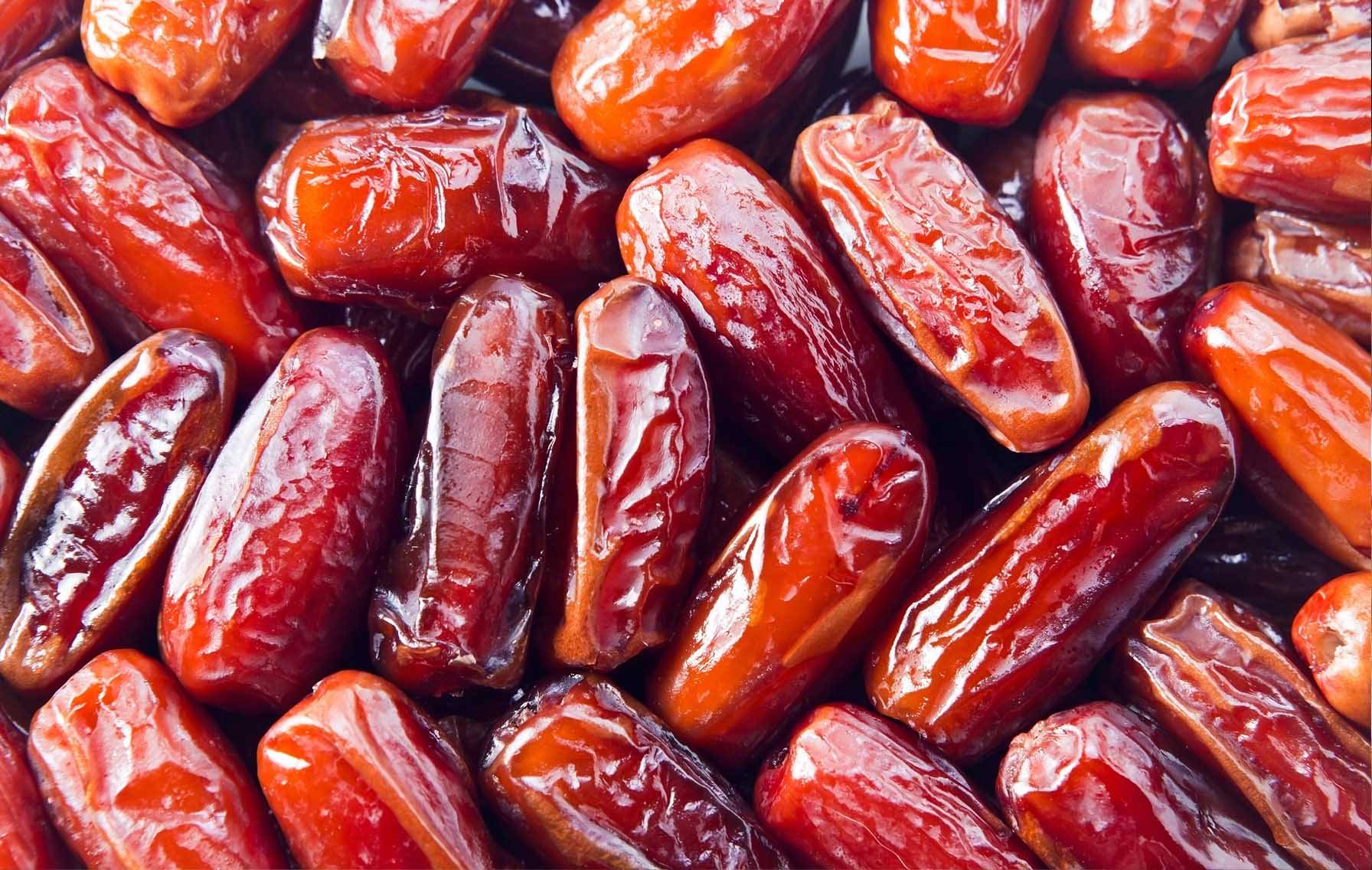 اتلاف أطنان من التمور في حارة حريك واقفال المستودع