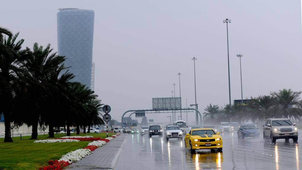 أمطار على الإمارات.. ورسائل تحذيرية من الشرطة