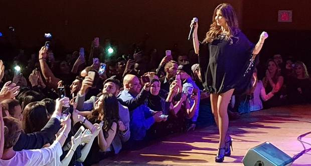 بالفيديوهات... نانسي عجرم سحرت جمهور واشنطن وعادت إلى المسرح بعد أن حاصروها بالآلاف