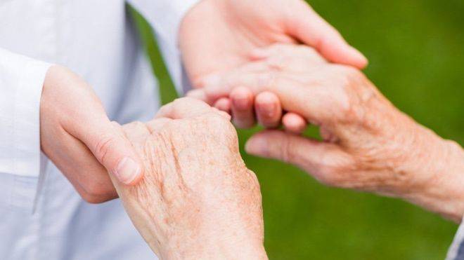 الغناء علاج للشلل الرعاش