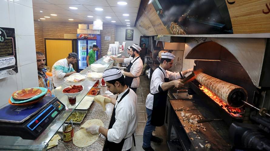 بينما تزداد بطالة أبناء البلد: لماذا نجح السوريون في مصر؟