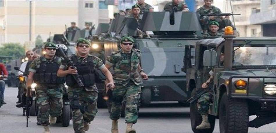 دهم منازل مطلوبين في بعلبك ومصادرة أسلحة ومبلغ مالي مزوّر