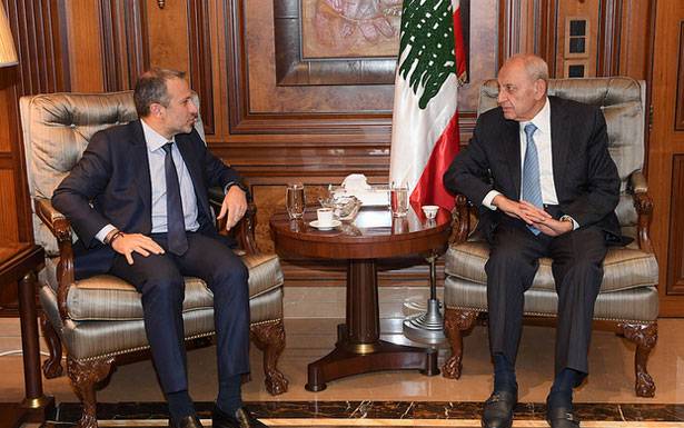 بحث مع بري والحريري ملف تشكيل الحكومة

باسيل: العقدة أيًّا كانت تسميتها عقدة وطنيّة

وأيّ حلّ يقوم على اعتذار الحريري لن يصحّ