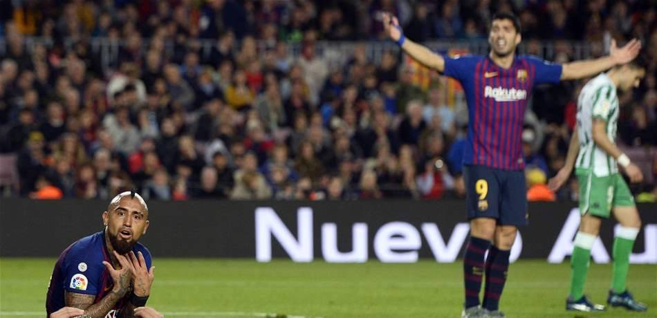 بالفيديو: شجار بين نجمي برشلونة كاد أن يتحوّل عراكاً في الملعب