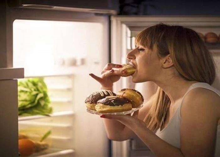 لهذه الأسباب الخطيرة... تجنبوا تناول الطعام ليلاً!