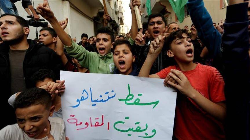 غزة.. مسيرة وتوزيع حلوى ابتهاجا باستقالة "ليبرمان"