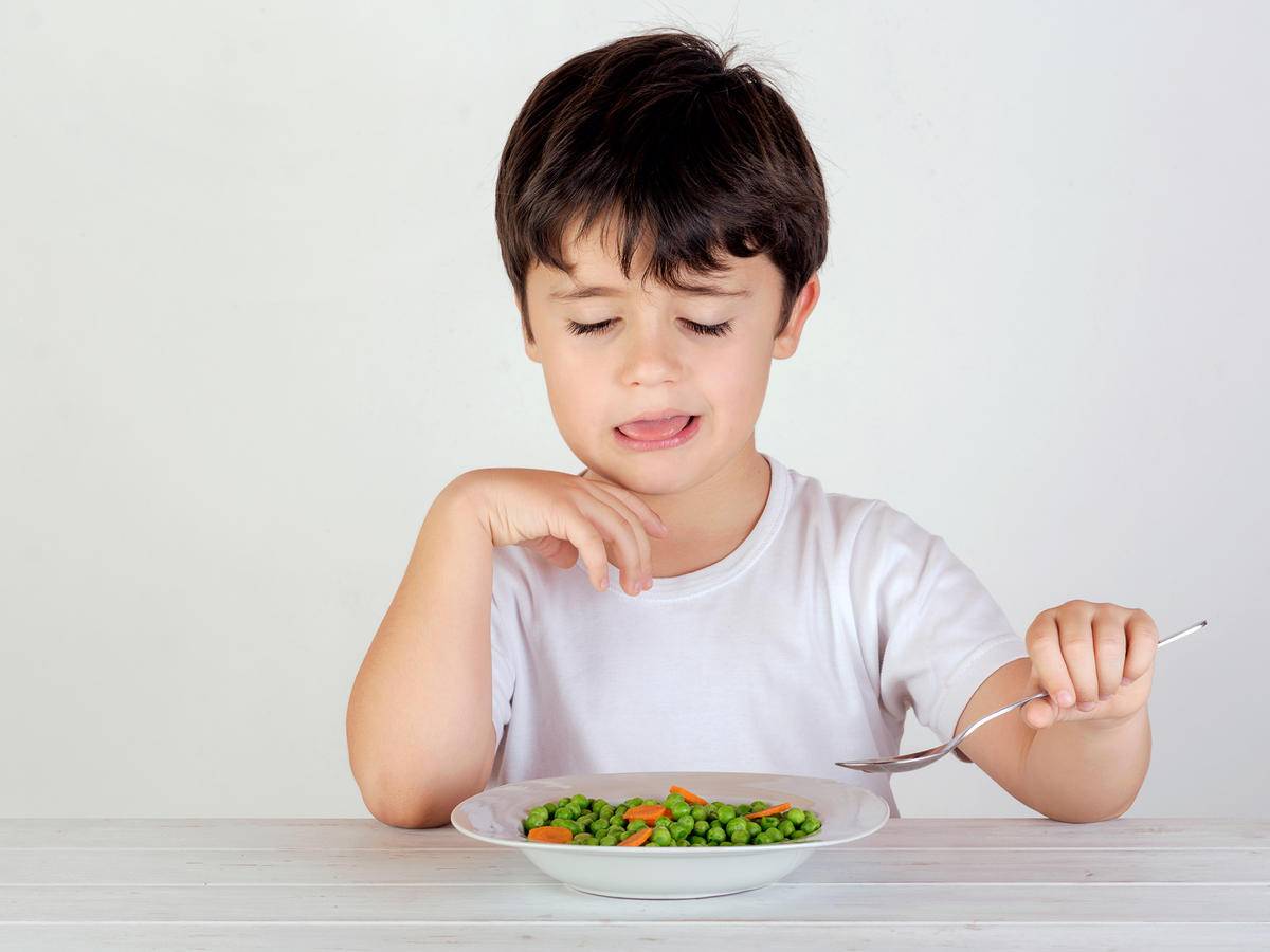 ضغطك على الطفل لتناول غذاءٍ صحّي قد يؤذيه!