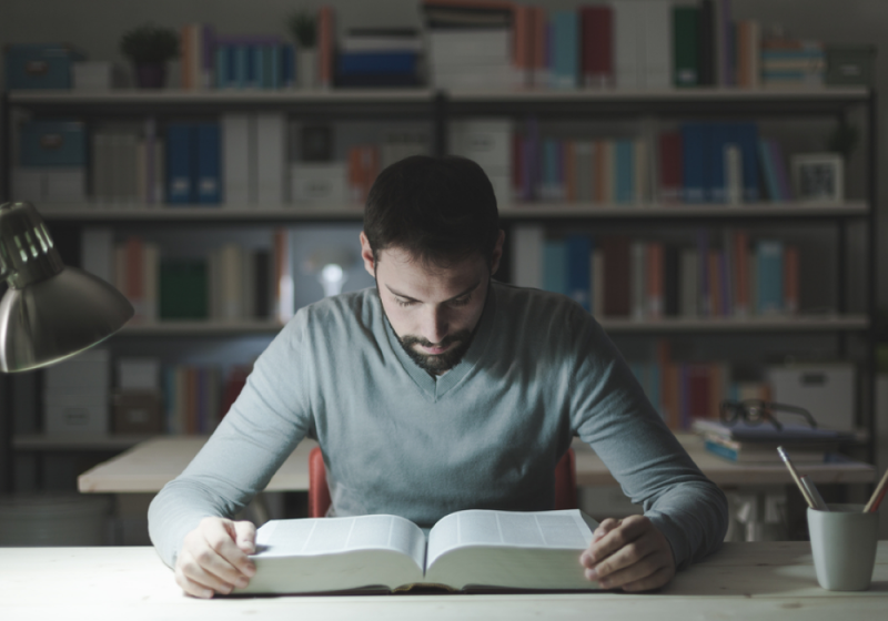 مفاجأة صادمة.. هل تؤثر القراءة في الإضاءة الخافتة على ضعف النظر؟