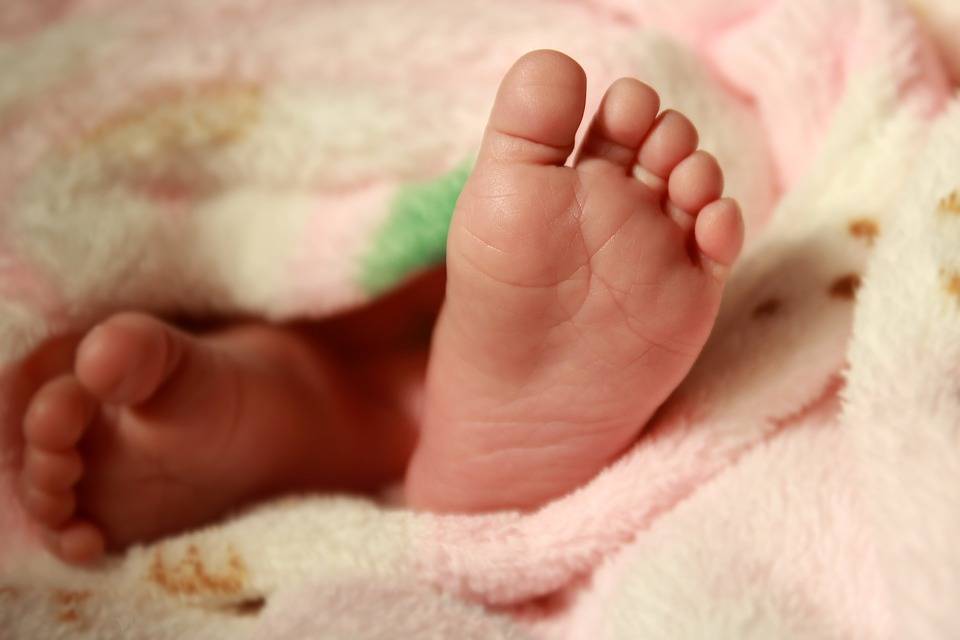 في بنت جبيل.. إبن يومين جثة في حاوية للنفايات