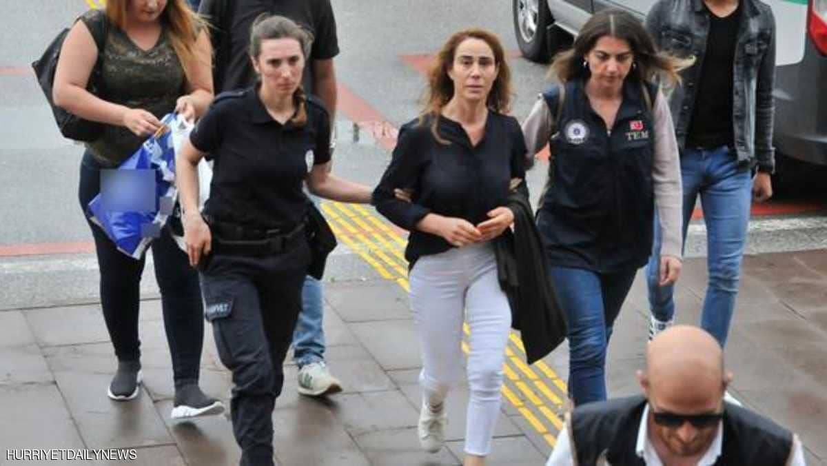 تركيا تسجن مغنية ألمانية كردية بتهمة "الإرهاب"