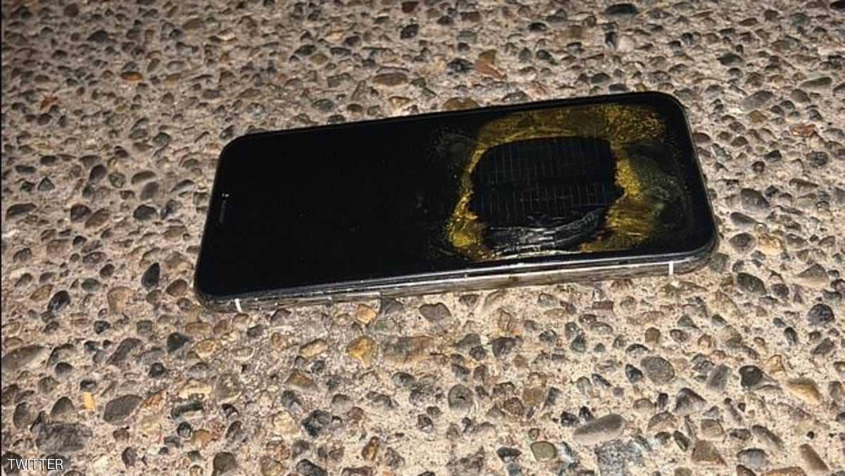 انفجار "آيفون X" أثناء شحنه.. وصورة توثق "كارثة أبل"