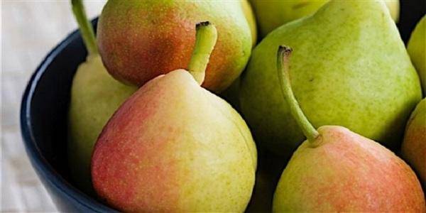 بالصورة: بعد الفراولة... إبرة في إجاصة!