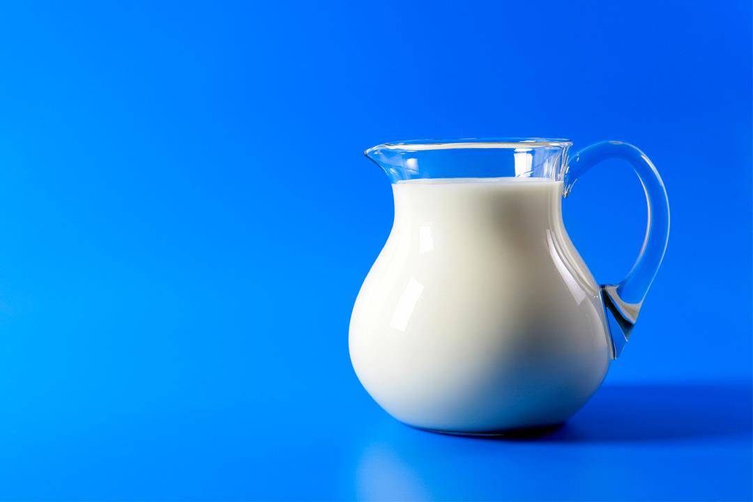 تناول اللبن بهذه الطريقة يهدد صحة طفلك