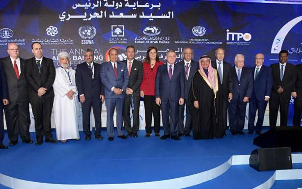 إفتتاح المؤتمر المصرفي العربي السنوي في «فينيسيا»

السنيورة مُمثلاً الحريري : 3 مشروعات رئيسيّة في البنى التحتيّة

حاكم مصرف لبنان : نتوقــع أن ينمــــو الإقتصاد 2 في المئة