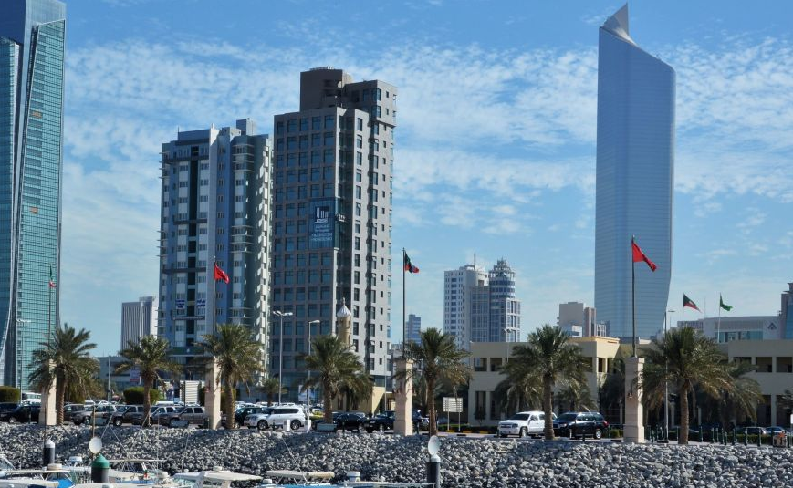 ميناءان في الكويت يستأنفان العمل بعد توقف بسبب الطقس السيء