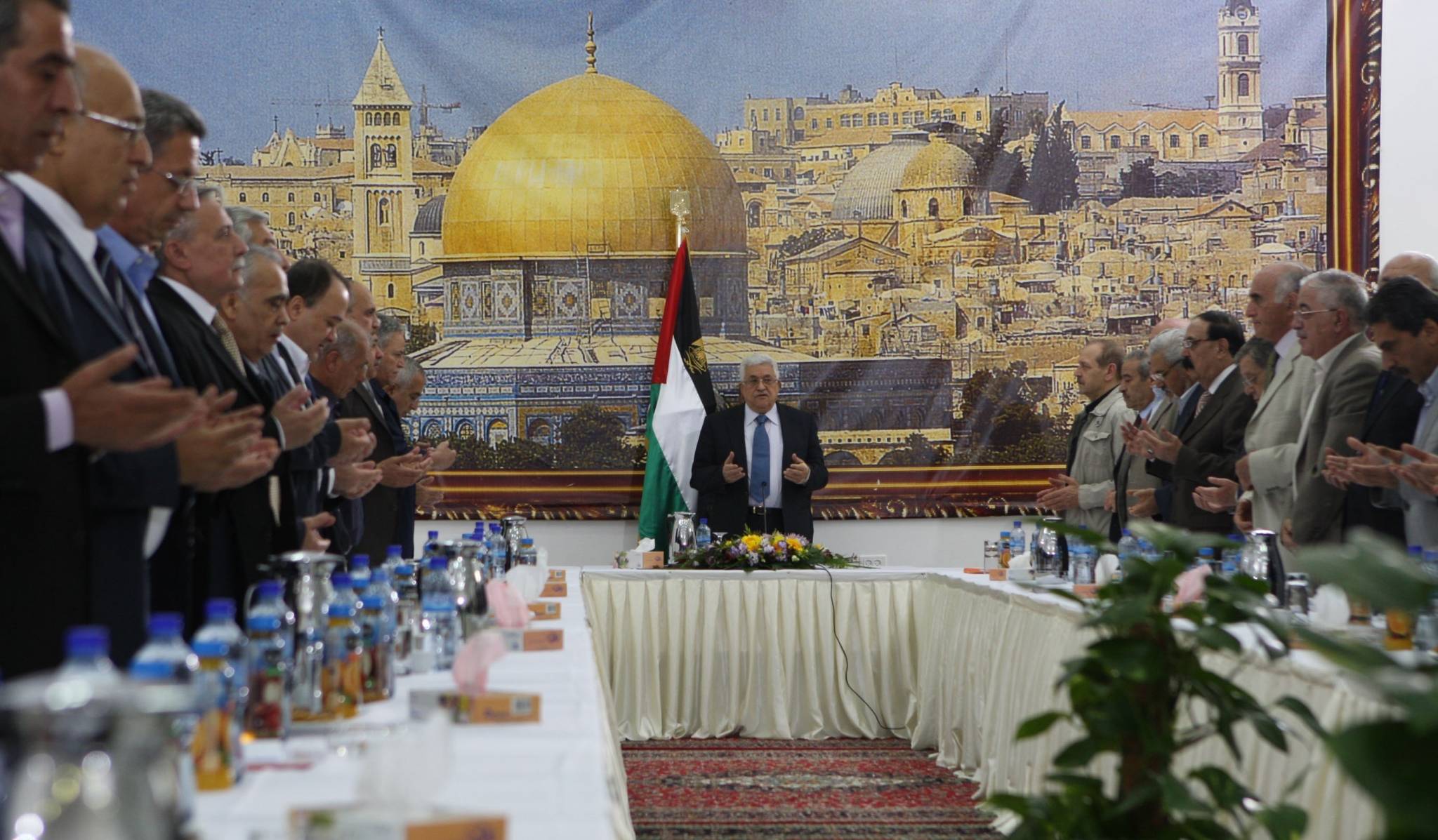 القيادة الفلسطينية: اجتماعا طارئا لبحث العدوان على غزة والتهدئة