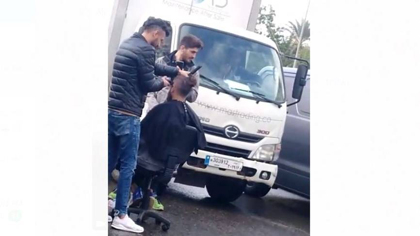 مشهد من الزحمة التي ضربت بيروت... حلّاق رجالي في وسط الشارع!