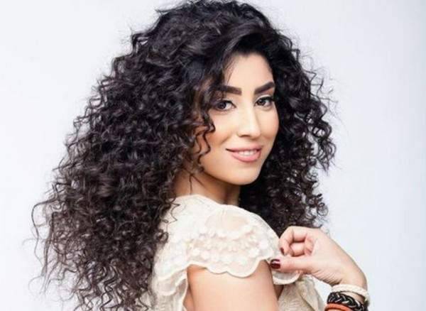 رد صادم من أيتن عامر على معجب طلب منها أن تتطلق ليتزوجها