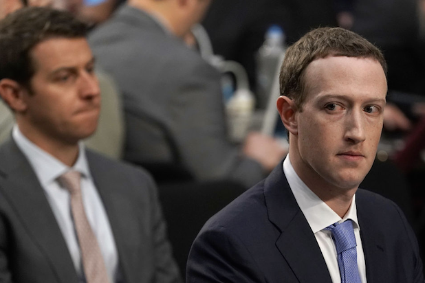 هل ستصبح شركة فيسبوك أفضل إذا رحل زوكربرغ عن قيادتها؟
