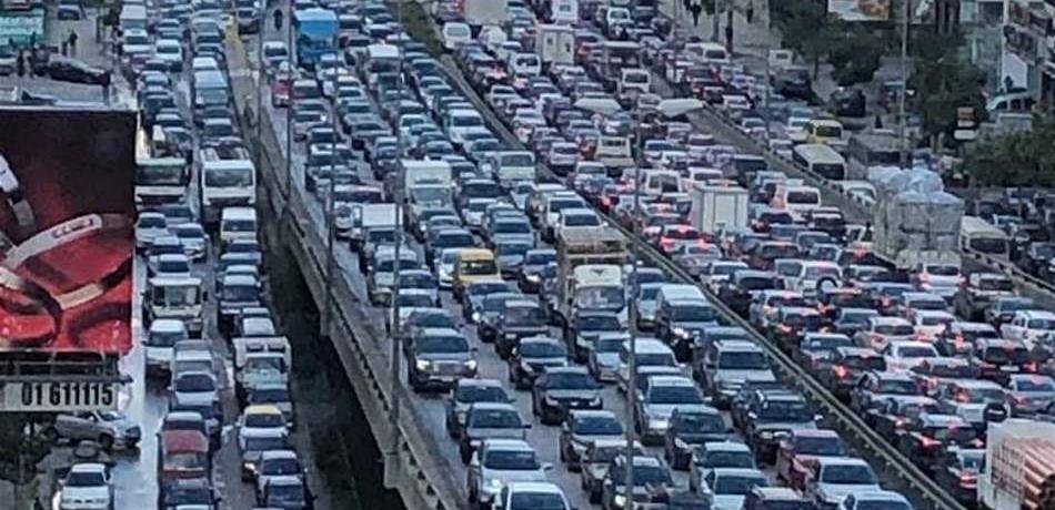 صورة مرعبة.. أوتوستراد الدورة يختنق بالسيارات!