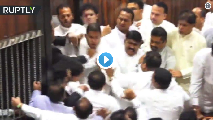 شاهد: اشتباكات عنيفة بالأيدي في برلمان #سريلانكا