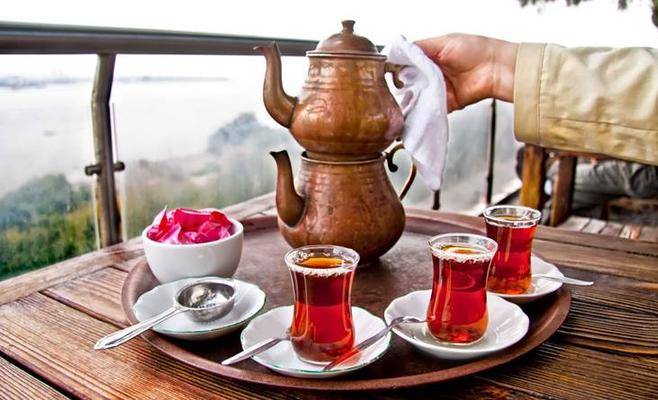 دراسات تكشف أضرار الشاي بعد الغذاء