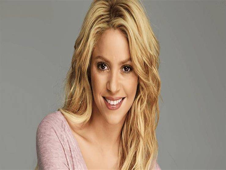 "ميلان" و"ساشا بيكيه" في ملعب كرة قدم وشاكيرا تشجع