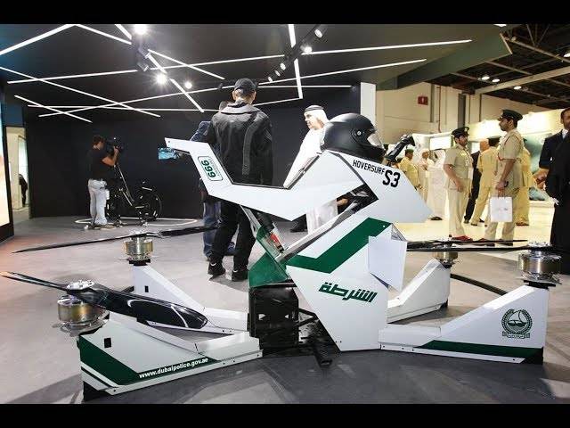 شرطة دبي تدرب عناصرها على قيادة الدراجات الطائرة