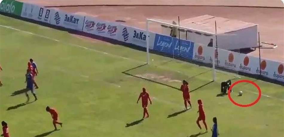 هدف غريب في مباراة السيدات.. سذاجة الحارسة أم قساوة المهاجمة؟