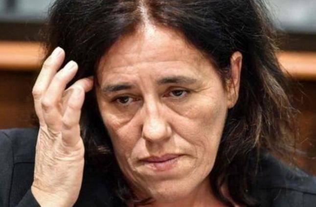 أخفت رضيعتها في صندوق سيارة عامين... فرنسية تنجب سرّاً