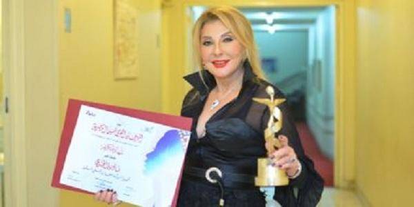 نادية الجندى تشكر جمهورها بعد تكريمها من المهرجان القومى للسينما
