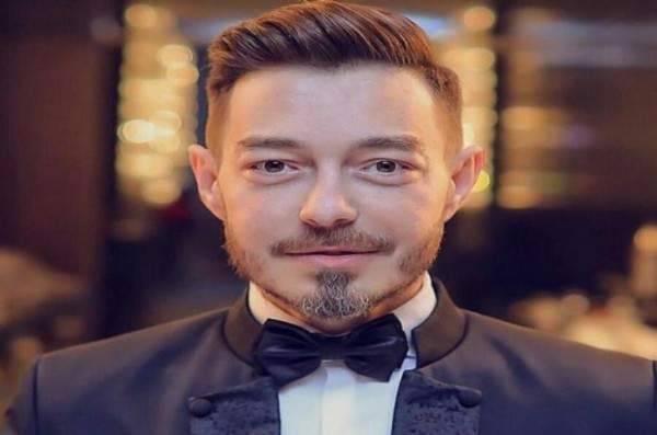 بالفيديو: أحمد زاهر يسقط على المسرح خلال تقديمه لحفل تامر حسني ويتعرض لإصابة