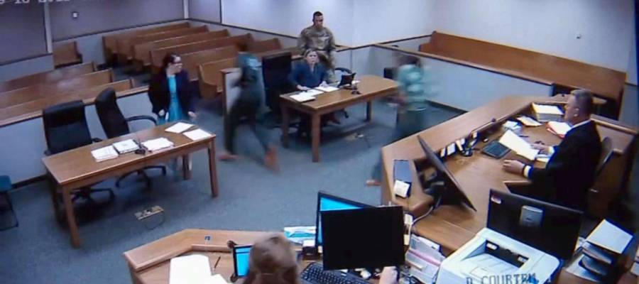 بالفيديو: قاضٍ أميركي يخلع عباءته ويركض خلف متهمَين حاولا الهرب من المحكمة
