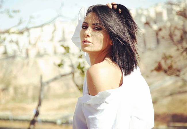 صبا مبارك وجه لساعات سويسرية إلى جانب جورج كلوني