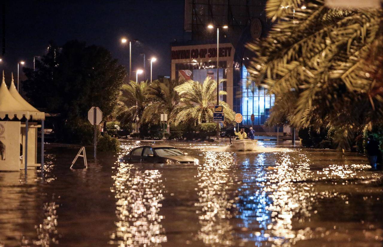 الكويت تعاقب الشركات المنفذة لمشاريع تضررت من الأمطار