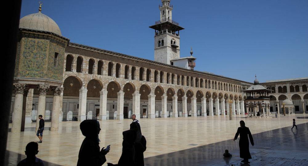 بالصور... الأسد يصلي ويتبادل التهاني مع المواطنين في احتفال المولد النبوي