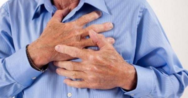بالفيديو: مذيع يتعرض لنوبة قلبية على الهواء