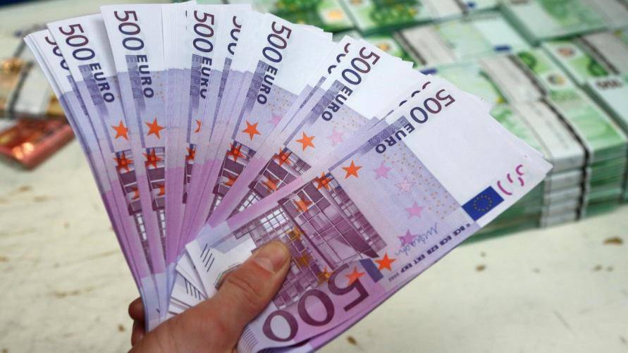 اليورو يتراجع وخسائر أسواق الأسهم تدعم عملات الملاذ الآمن