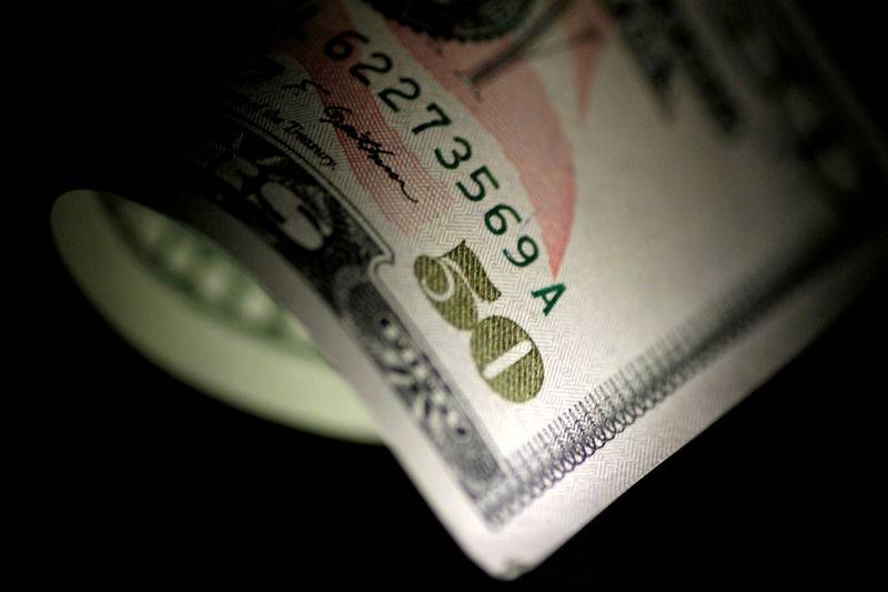 الدولار ينخفض لليوم الثاني في تعاملات هادئة