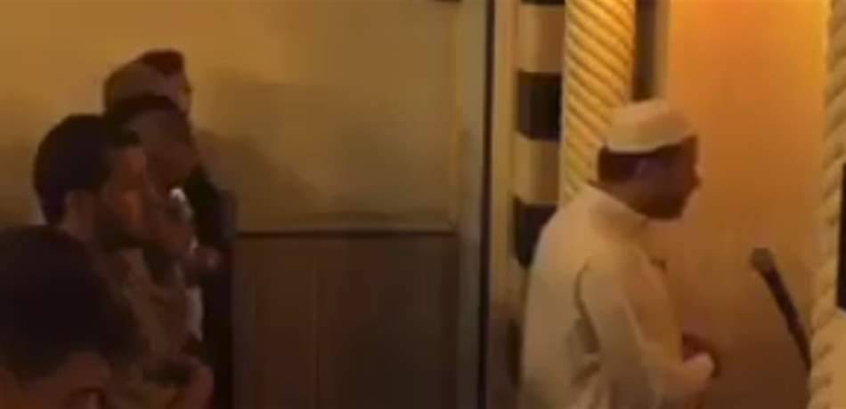 بعد وفاة نجله.. الشيخ حبلص يجهش بالبكاء بينما يؤمّ المصلين (فيديو)