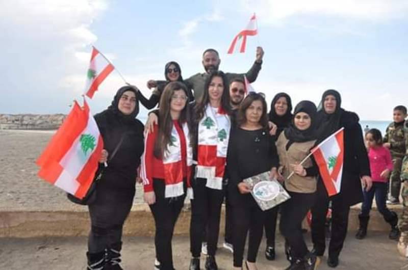 تظاهرة سيارة لجمعية نساء بلاد حدود عالمية أمام ثكنة الجيش في صور