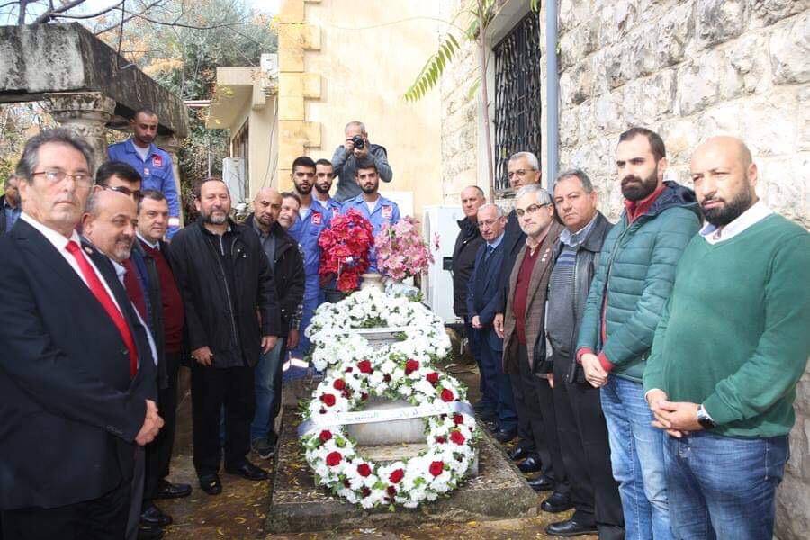 أكاليل على ضريح رجل الاستقلال محمد بك الفضل