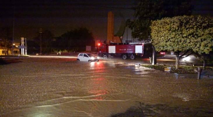الدفاع المدني يعمل على إنقاذ عالقين بسياراتهم جراء طوافان المياه بالزهراني