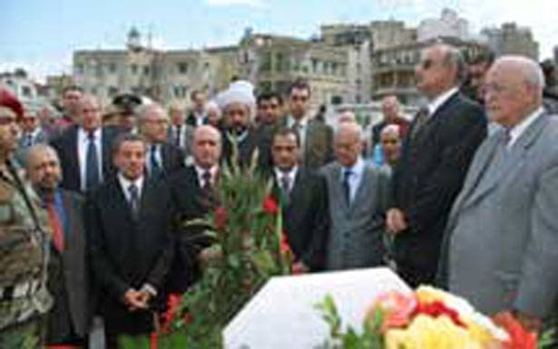 أكاليل زهور على أضرحة رجالات الإستقلال