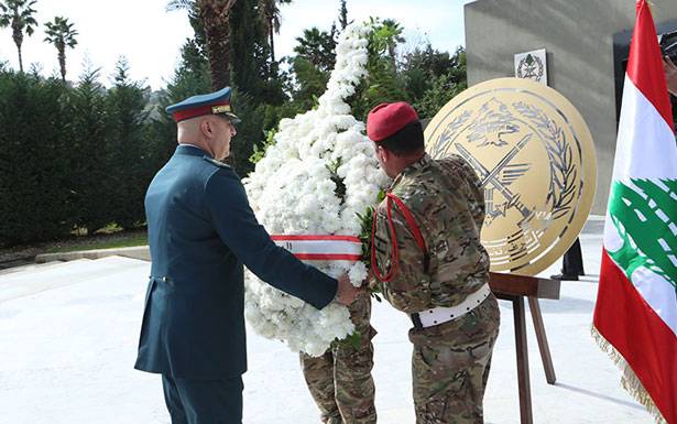 أكاليل من الزهر على رجالات الإستقلال

وعلى نصب شهداء الجيش في «الدفاع»